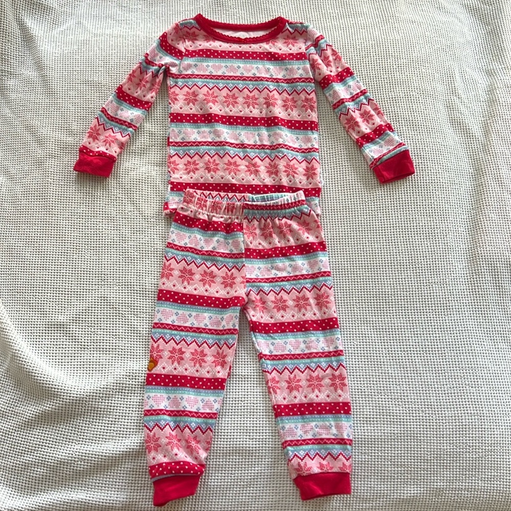 Max & Olivia Mini snowflake Christmas pajamas.